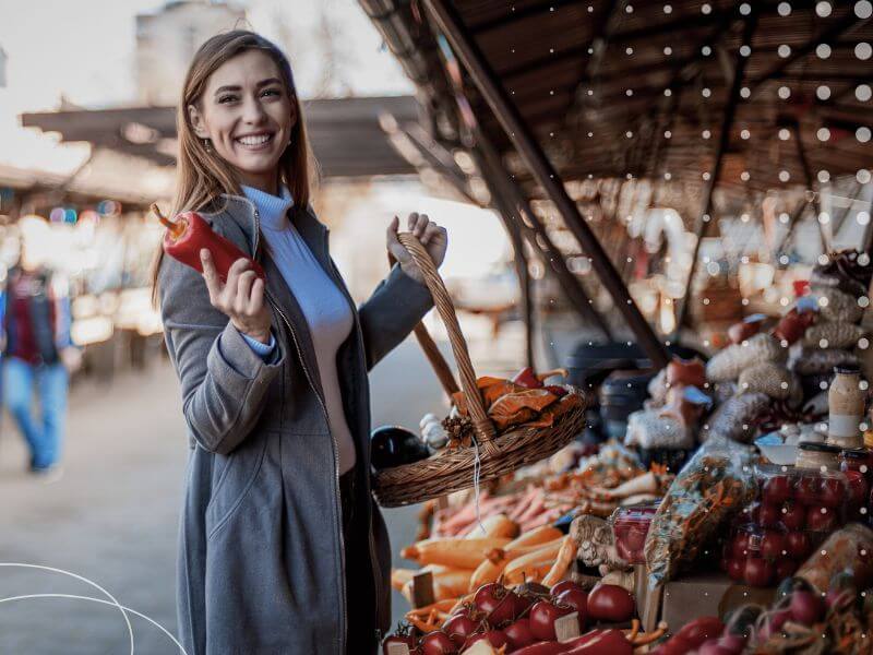 frau-kauft-gemuese-marktplatz-longevity-low-tech-lebensstil