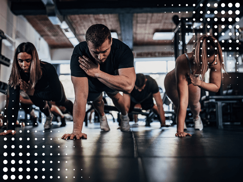 Menschengruppe-beim-anti-aging-Krafttraining
